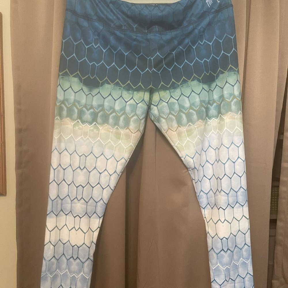 Womenโs Gradient Blue Hex-Pattern Leggings